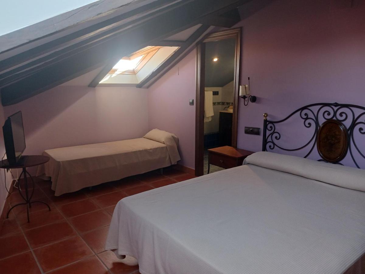 Hotel Restaurante Dona Elvira Nava del Rey Extérieur photo