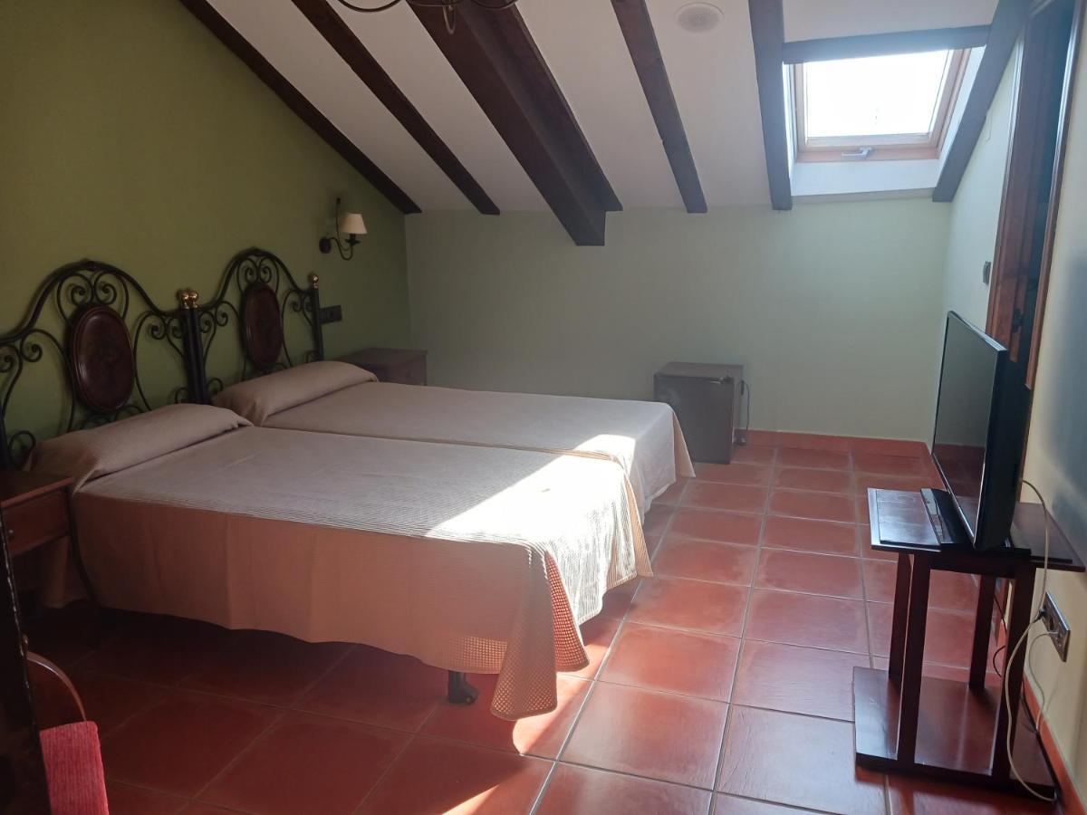 Hotel Restaurante Dona Elvira Nava del Rey Extérieur photo
